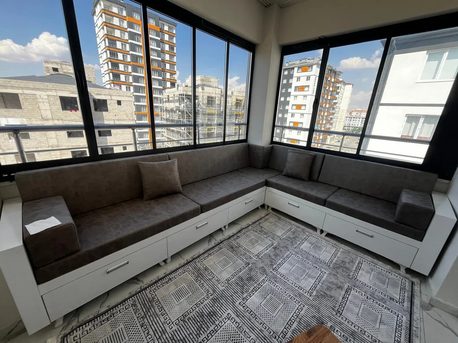 Minderli, çekmeceli köşe balkon sedir takımı