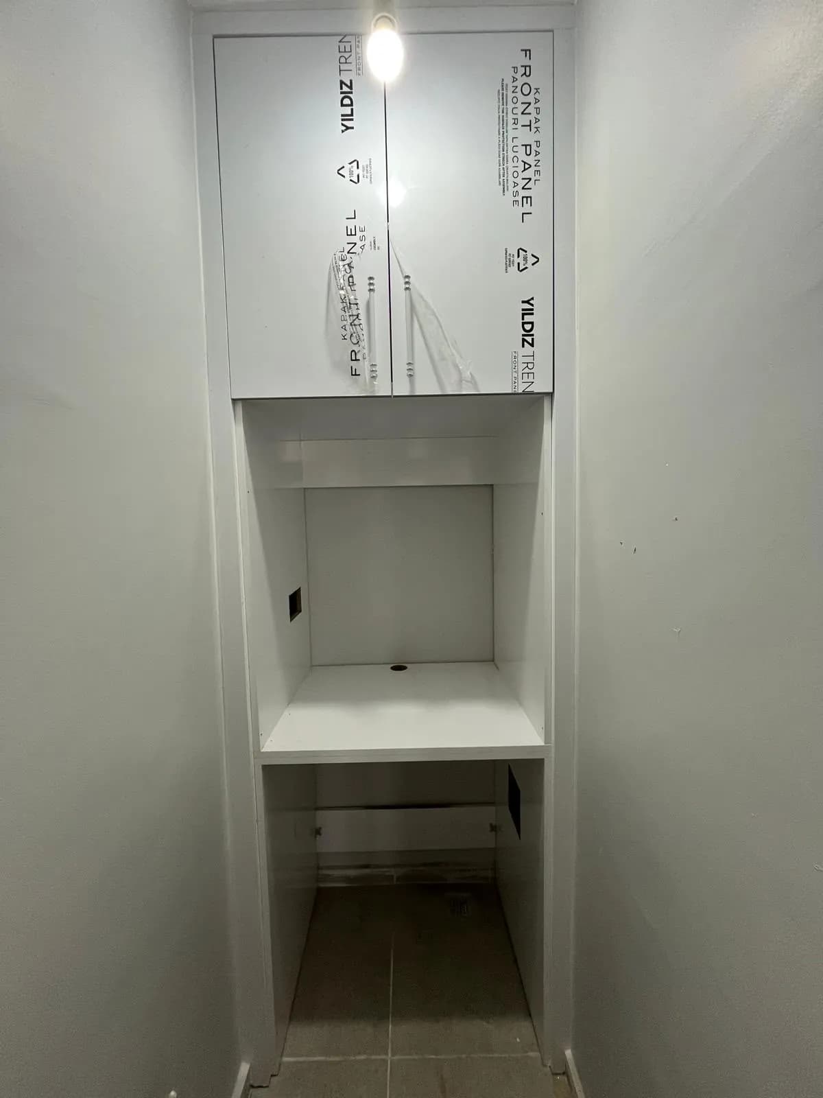 Açık nişli, üst kapaklı beyaz boy dolap uygulaması