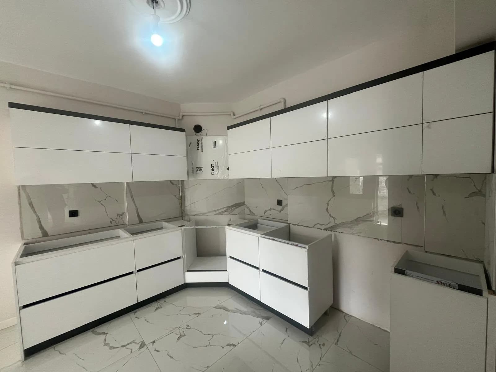 Beyaz parlak kapaklı U tipi mutfak dolabı montaj aşaması