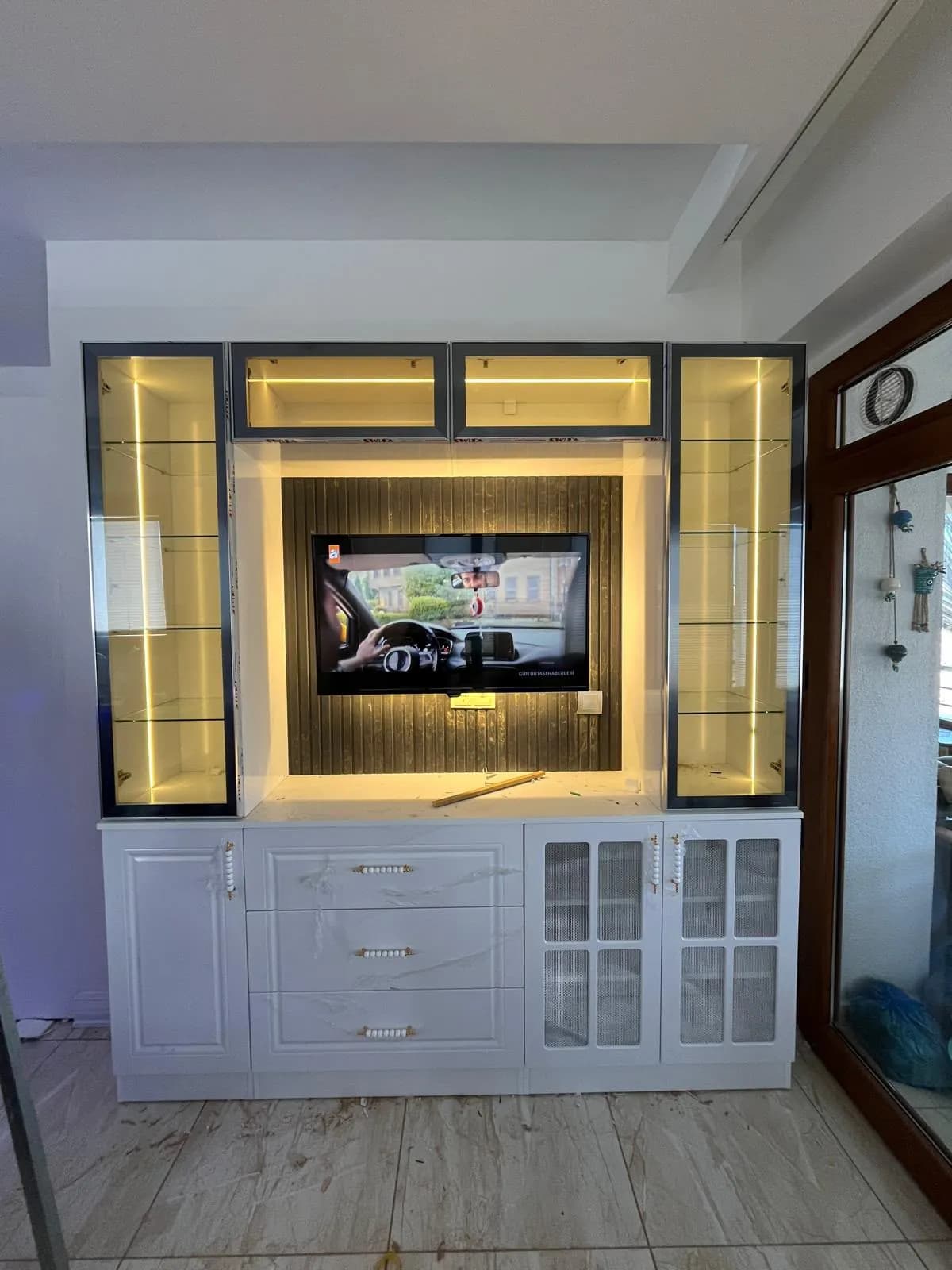 Kayseri aydınlatmalı cam vitrinli beyaz TV ünitesi