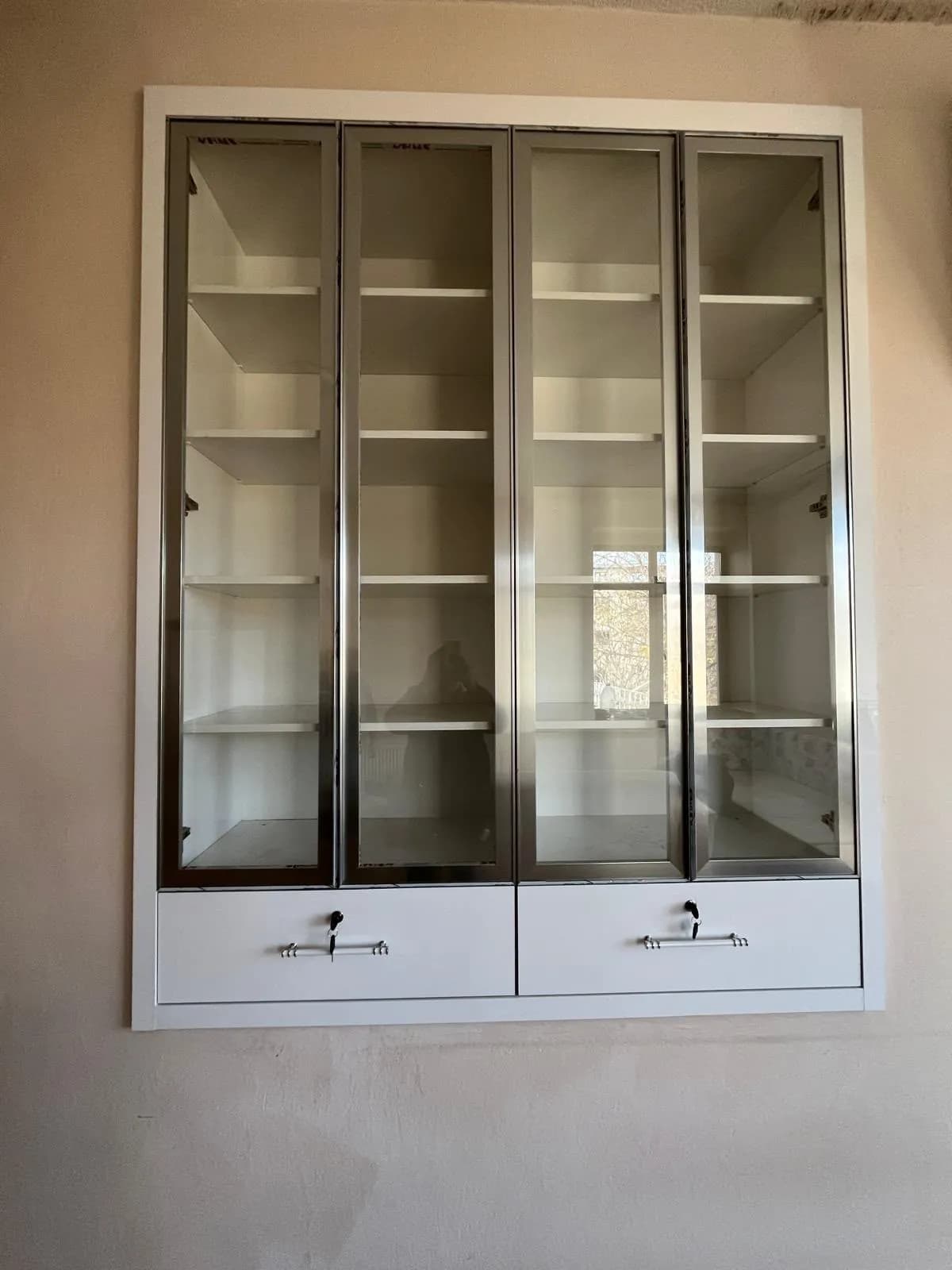 Cam kapaklı, çekmeceli duvara asma vitrin dolap